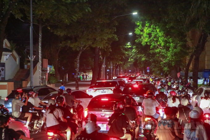 bien nguoi do ve ho guom dem trung thu khien noi day un tac keo dai hinh 3