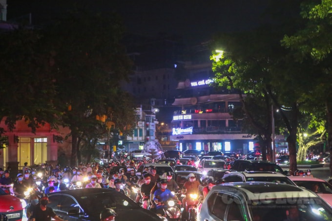 bien nguoi do ve ho guom dem trung thu khien noi day un tac keo dai hinh 1