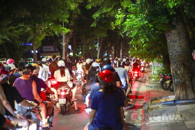bien nguoi do ve ho guom dem trung thu khien noi day un tac keo dai hinh 7