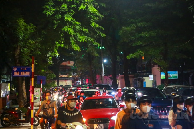 bien nguoi do ve ho guom dem trung thu khien noi day un tac keo dai hinh 6