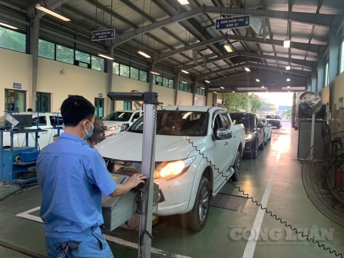 ha noi nhieu phuong tien noi duoi nhau cho duoc dang kiem trong ngay dau noi long gian cach hinh 1