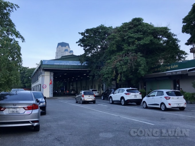 ha noi nhieu phuong tien noi duoi nhau cho duoc dang kiem trong ngay dau noi long gian cach hinh 2