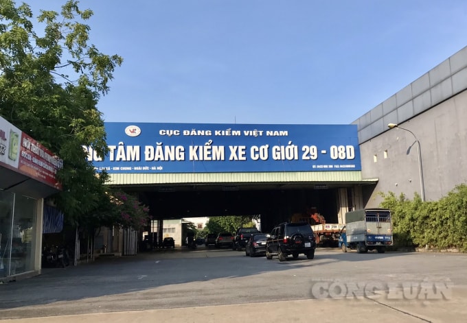 ha noi nhieu phuong tien noi duoi nhau cho duoc dang kiem trong ngay dau noi long gian cach hinh 3