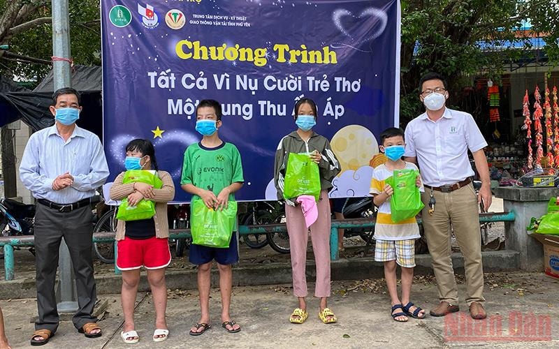 hoi nha bao phu yen trao qua cho 150 em co hoan canh kho khan hinh 1