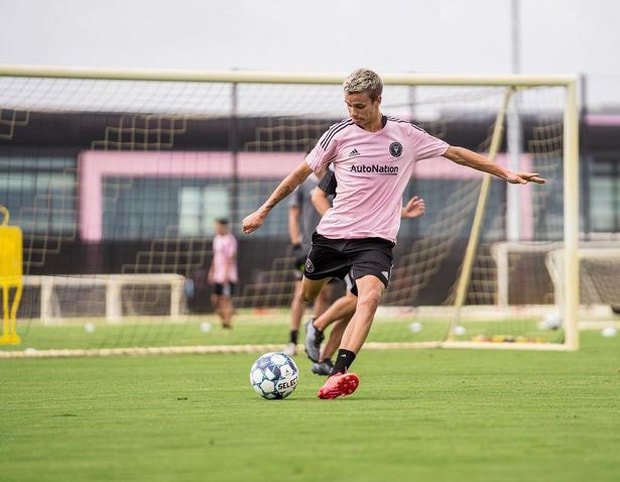 romeo beckham chinh thuc debut tren san co noi nghiep nguoi cha david beckham hinh 3