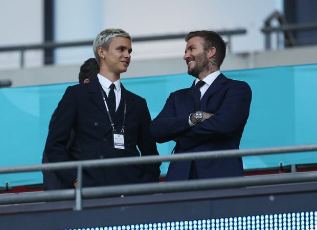 romeo beckham chinh thuc debut tren san co noi nghiep nguoi cha david beckham hinh 2