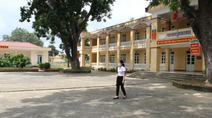 thanh hoa can bo xa thuong xuyen giao luu bong chuyen uong bia voi doi tuong cach ly hinh 1