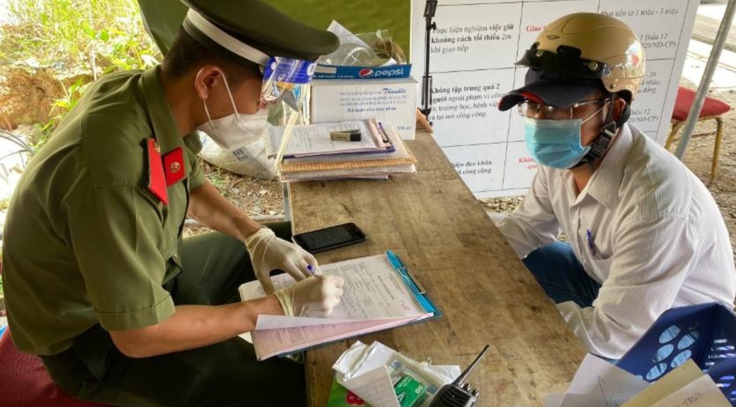 phat hien 1 y si phong kham tu nhan sua ngay giay xet nghiem de luu thong hinh 1