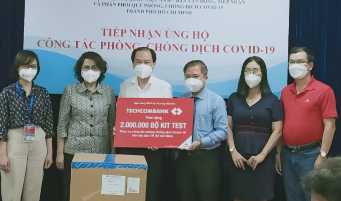 techcombank trao tang 2 trieu bo kit test covid 19 cho tp ho chi minh hinh 1
