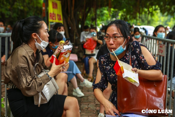 nguoi dan xep hang tu 5h sang den chieu cho doi lay xac nhan giay to ve dat dai hinh 14