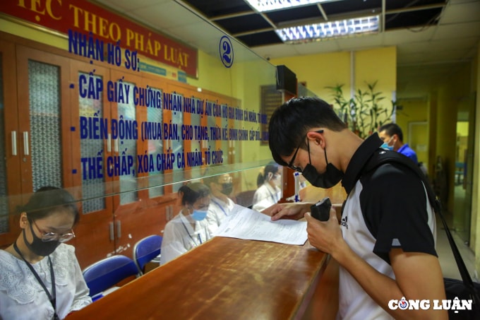 nguoi dan xep hang tu 5h sang den chieu cho doi lay xac nhan giay to ve dat dai hinh 7