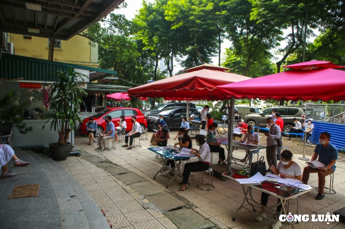 nguoi dan xep hang tu 5h sang den chieu cho doi lay xac nhan giay to ve dat dai hinh 3