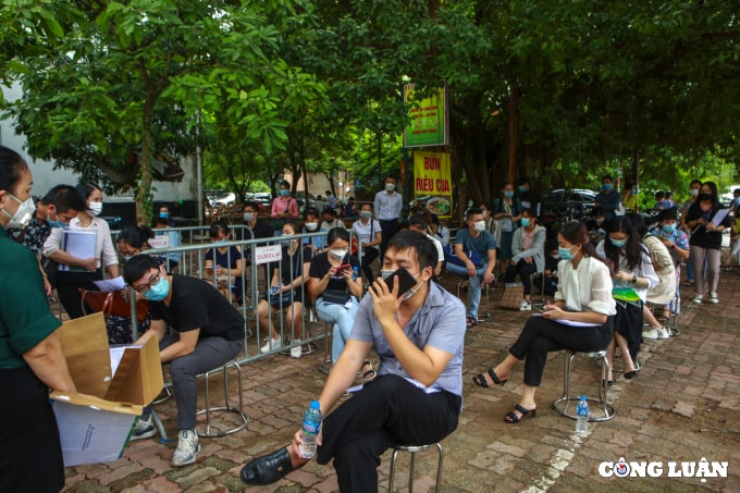 nguoi dan xep hang tu 5h sang den chieu cho doi lay xac nhan giay to ve dat dai hinh 17