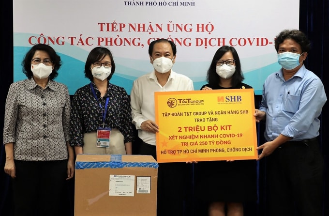 tt group va ngan hang shb trao tang tphcm 2 trieu bo kit xet nghiem nhanh covid 19 tri gia 250 ty dong hinh 1