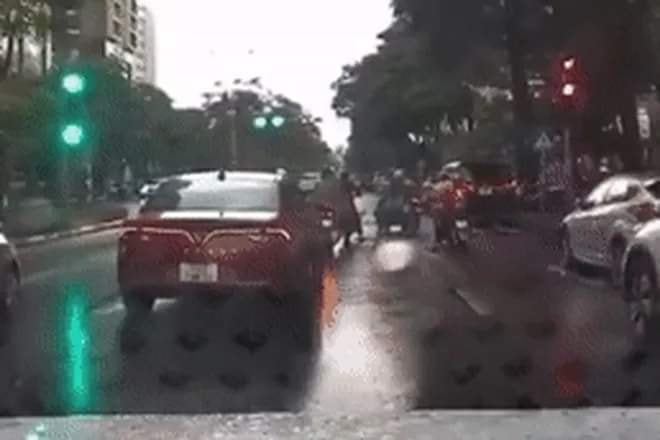 ha noi o to 4 cho tong hang loat xe may dang dung den do hinh 1