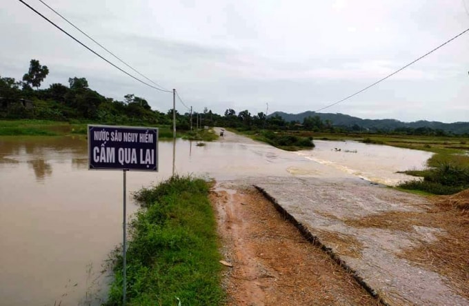 ha tinh mua lon gay chia cat ngap lut mot so tuyen giao thong hinh 2