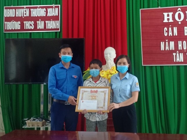 thanh hoa cau be 13 tuoi cuu be gai bi duoi nuoc hinh 1