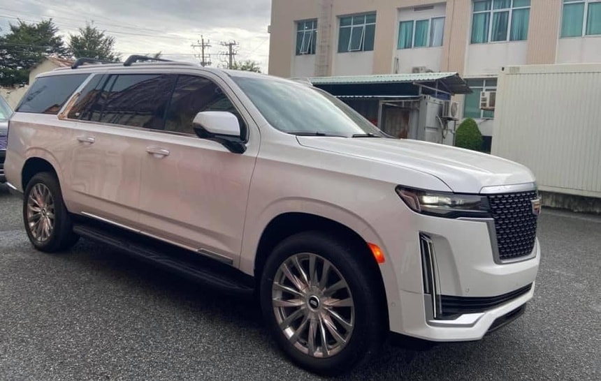 xe sang cadillac escalade esv 2021 mau trang dau tien ve viet nam hinh 2