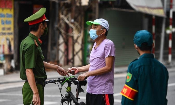 ha noi xu phat nguoi dan than nhien dap xe tap the duc bat chap lenh cam hinh 4