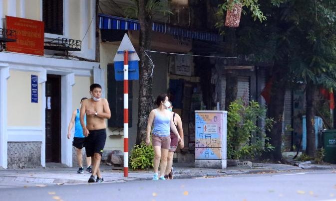 ha noi xu phat nguoi dan than nhien dap xe tap the duc bat chap lenh cam hinh 5
