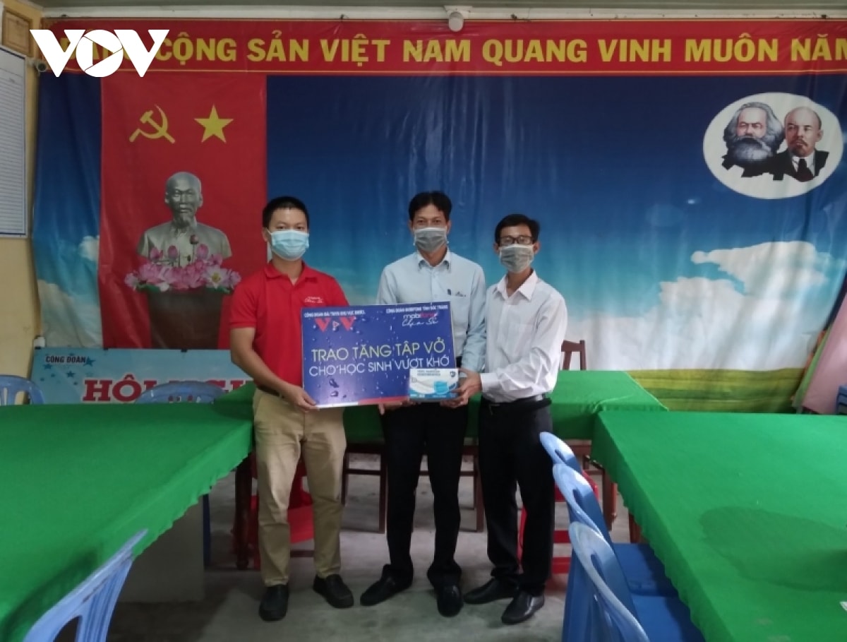 co quan thuong tru vov tai dbscl trao qua cho hoc sinh ngheo dong bao dan toc khmer hinh 1
