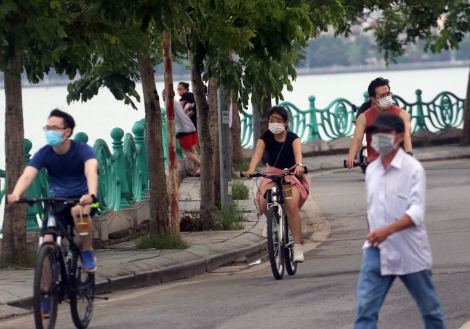 ha noi xu phat nguoi dan than nhien dap xe tap the duc bat chap lenh cam hinh 3