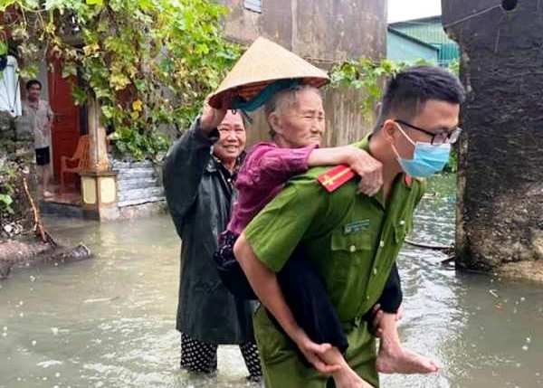 mua lon gay ngap sau nguoi dan chay lu hinh 2