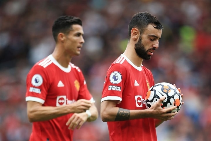bruno fernandes khong tranh phat den voi ronaldo trong tran gap aston villa hinh 1