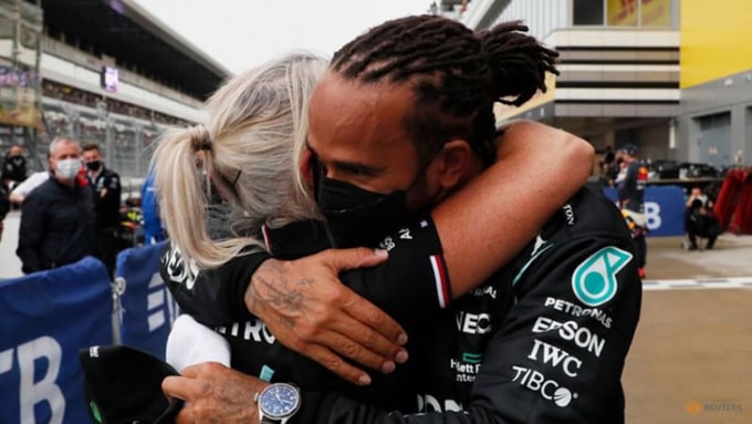 dua xe f1 grand prix russian lewis hamilton lap ky luc 100 lan vo dich grand prix hinh 1
