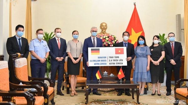 viet nam tiep nhan them 26 trieu lieu vaccine covid 19 tu duc hinh 1