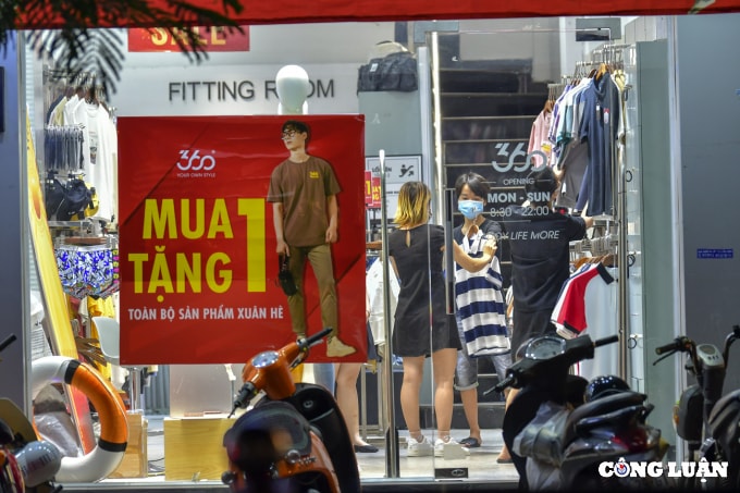 ha noi cac cua hang thoi trang don dep thau dem chuan bi mo cua tro lai hinh 1