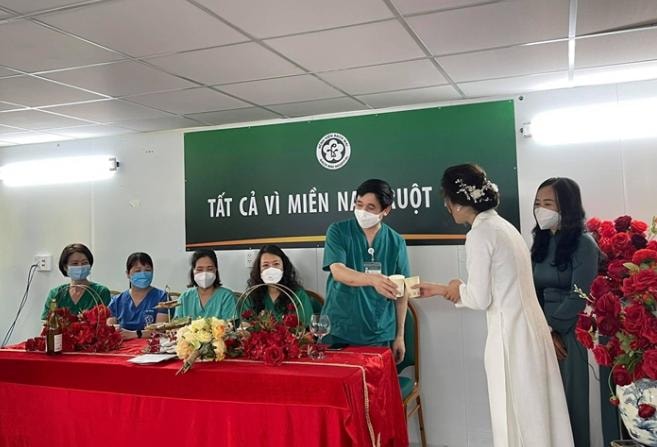 xuc dong dam cuoi online cua nu dieu duong tai bv da chien tphcm va chu re o ha noi hinh 3