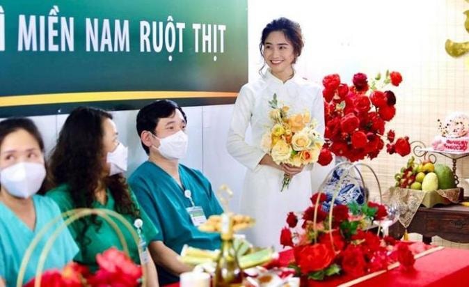xuc dong dam cuoi online cua nu dieu duong tai bv da chien tphcm va chu re o ha noi hinh 1