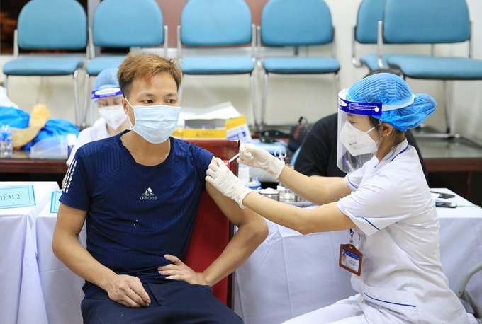 ha noi nhan them 100000 lieu astrazeneca hon 69 trieu mui vac xin covid 19 da duoc tiem hinh 1