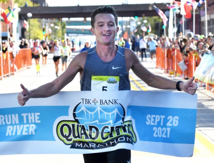 vdv vo danh may man dang quang giai marathon vi doi thu chay nham duong hinh 1