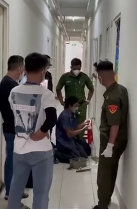 xon xao viec can bo phuong o binh duong pha khoa can ho cuong che mot phu nu di xet nghiem covid 19 hinh 1