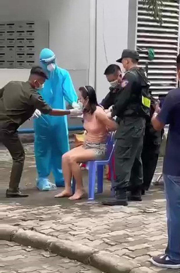 xon xao viec can bo phuong o binh duong pha khoa can ho cuong che mot phu nu di xet nghiem covid 19 hinh 2