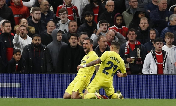 ronaldo ghi ban phut bu gio man utd loi nguoc dong thang 2 1 villarreal hinh 1