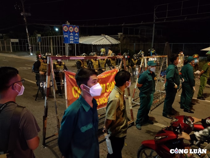 tre nho vat va giua dong nguoi ve que tranh dich don u o cua ngo phia tay tp hcm hinh 2