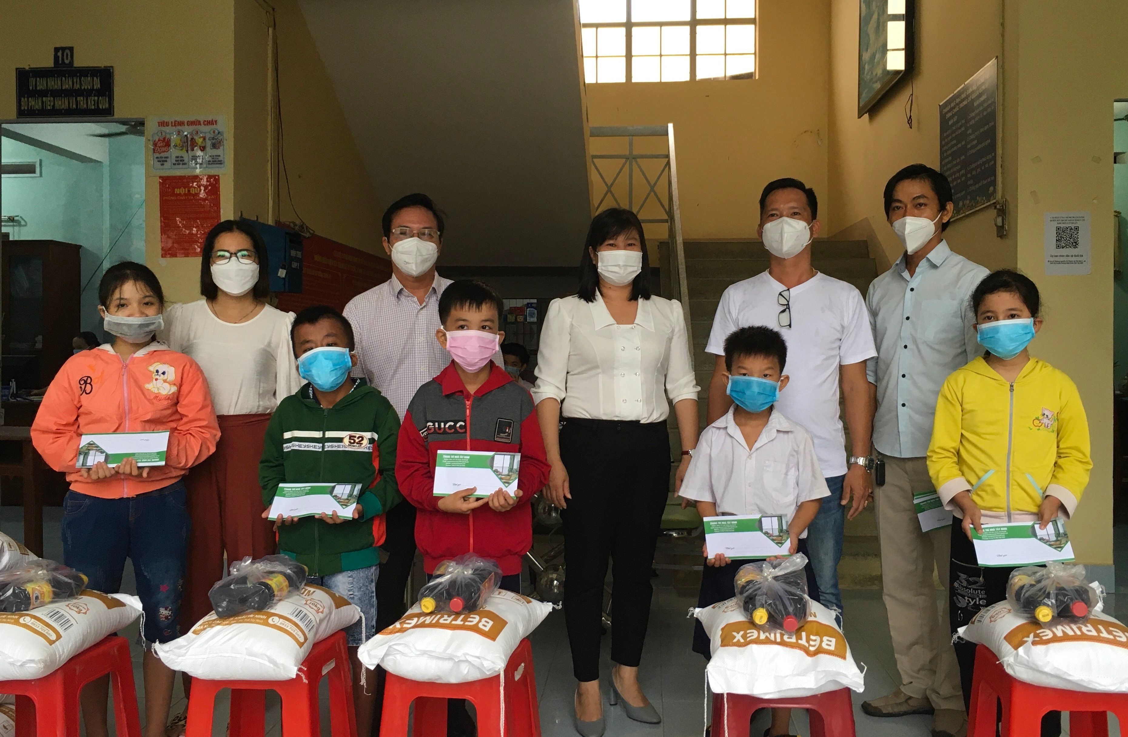 hoi nha bao tay ninh cung nha hao tam tang qua cho tre khuyet tat va nan nhan chat doc da cam hinh 1
