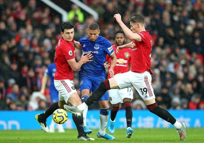 man utd tiep don everton liverpool dai chien man city tren san anfield hinh 1