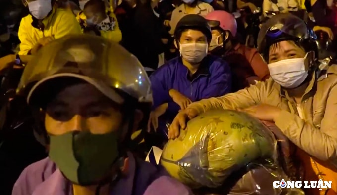 tre nho vat va giua dong nguoi ve que tranh dich don u o cua ngo phia tay tp hcm hinh 5