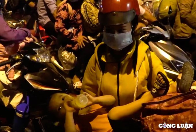 tre nho vat va giua dong nguoi ve que tranh dich don u o cua ngo phia tay tp hcm hinh 3
