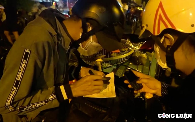 tre nho vat va giua dong nguoi ve que tranh dich don u o cua ngo phia tay tp hcm hinh 10