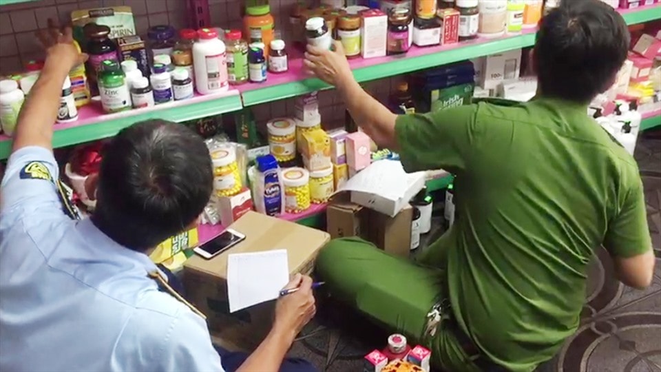 an giang phat hien shop my pham chua nhieu san pham khong ro nguon goc hinh 1