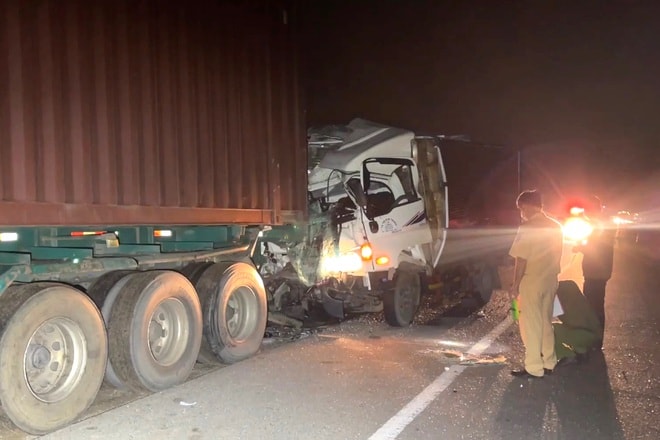 binh thuan xe tai tong thang vao duoi xe container khien 2 nguoi tu vong hinh 1