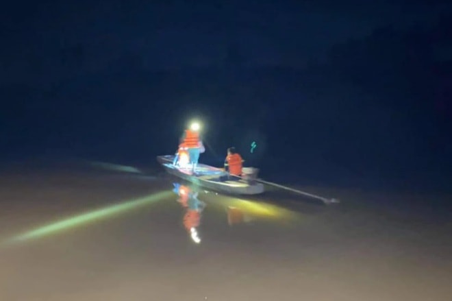 nghe an tim kiem 2 nguoi mat tich vi roi xuong bien va lat thuyen tren song hinh 1