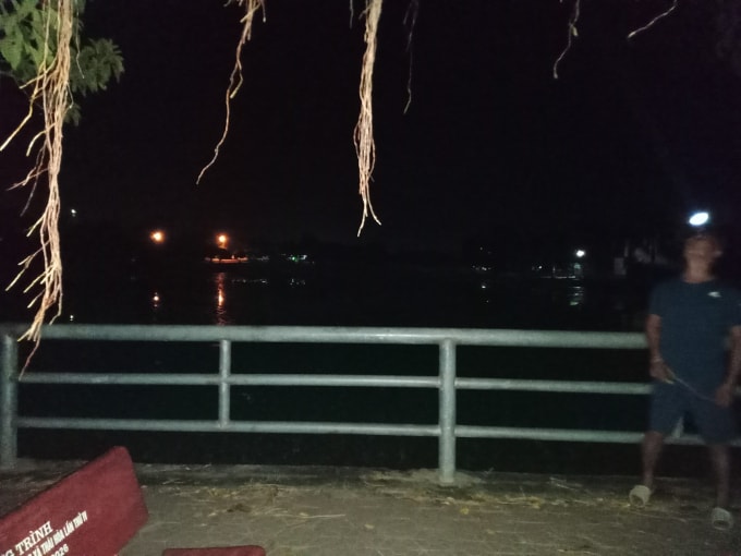 di cau ca trong dem nguoi dan bat duoc ca sau hinh 1
