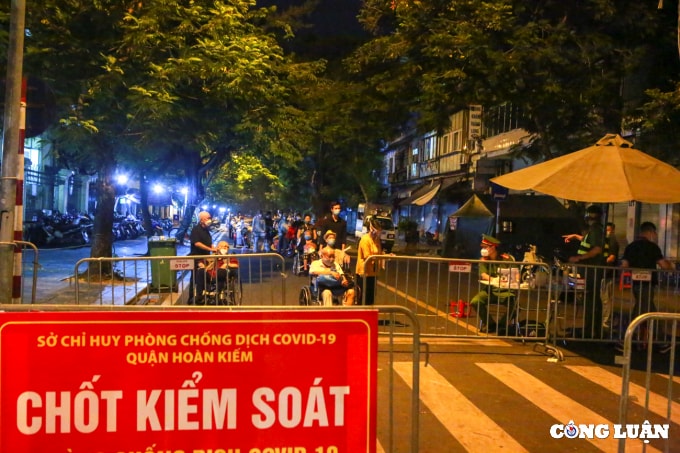 dua hon 100 f1 tai o dich bv viet duc di cach li tap trung ngay trong dem hinh 1