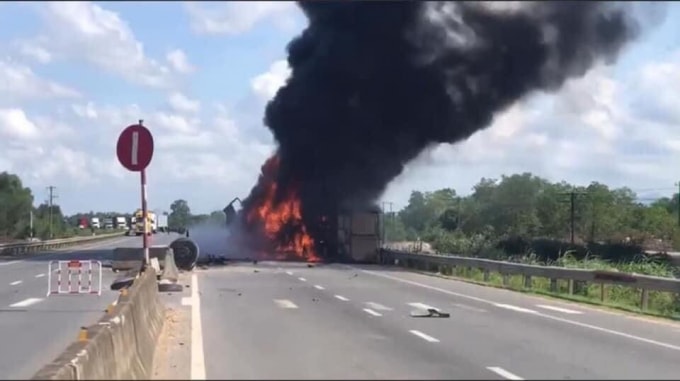 quang tri container chay ngun ngut sau khi tong vao dai phan cach hinh 1